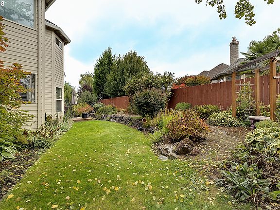 4th image of 288 NE Hillwood Dr