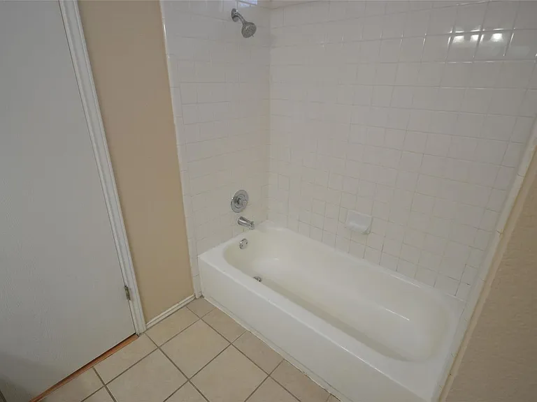 200 Lombard Dr — Photo 11