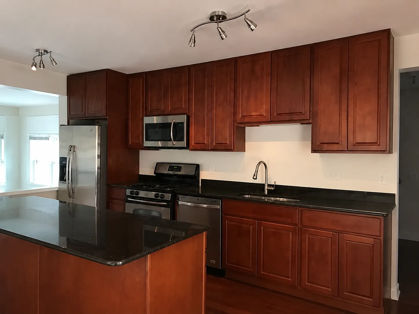 4 bed, 3.0 bath, 2200 sqft, $3,650 — Photo 3