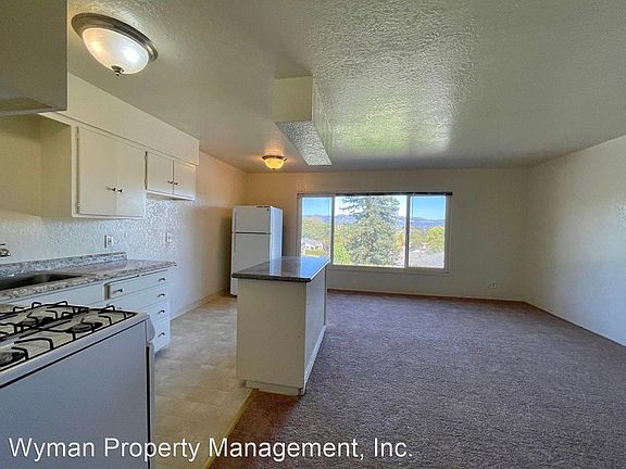 5th image of 3005 Hilltop Dr