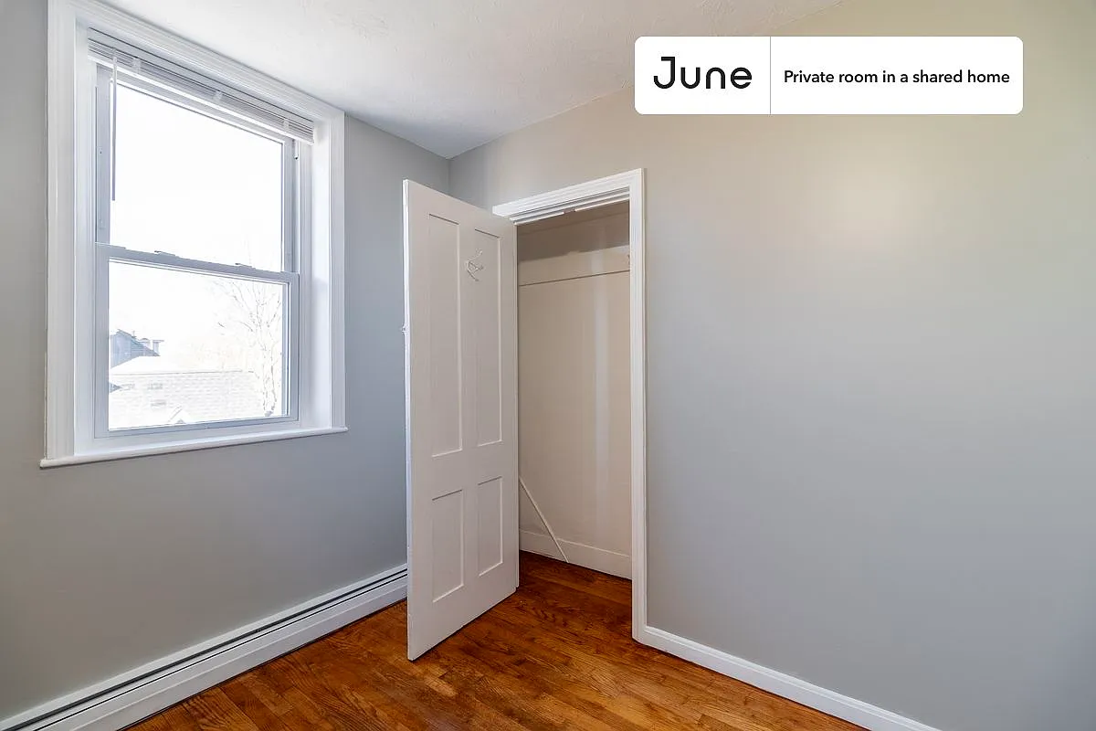 Queen bedroom in 4 bed/2 bath home in Newton Corner #925 D — Photo 2