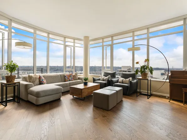 888 Carnarvon St Penthouse 1, New Westminster, BC V3M 0C6