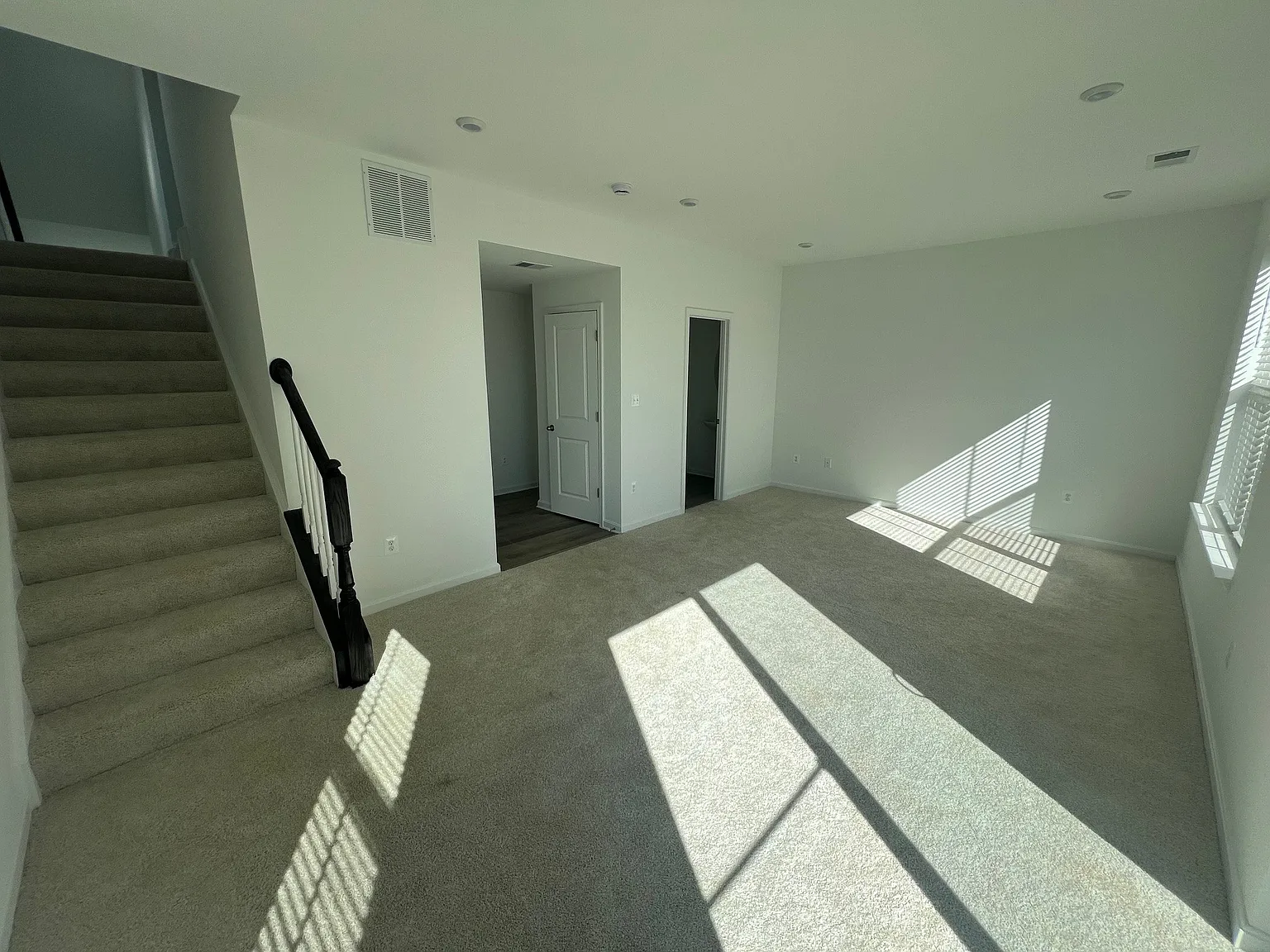 3 bed, 2295 sqft, $2,895 — Photo 4