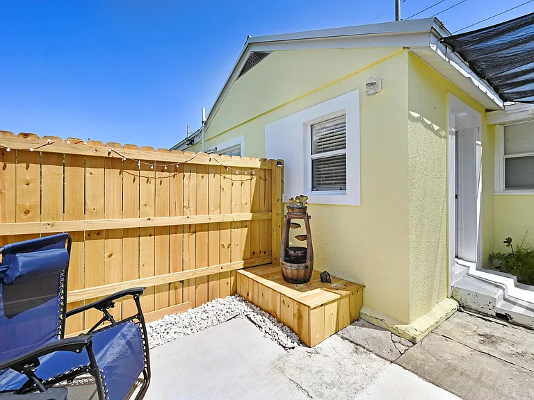 1704 Oak St — Photo 13