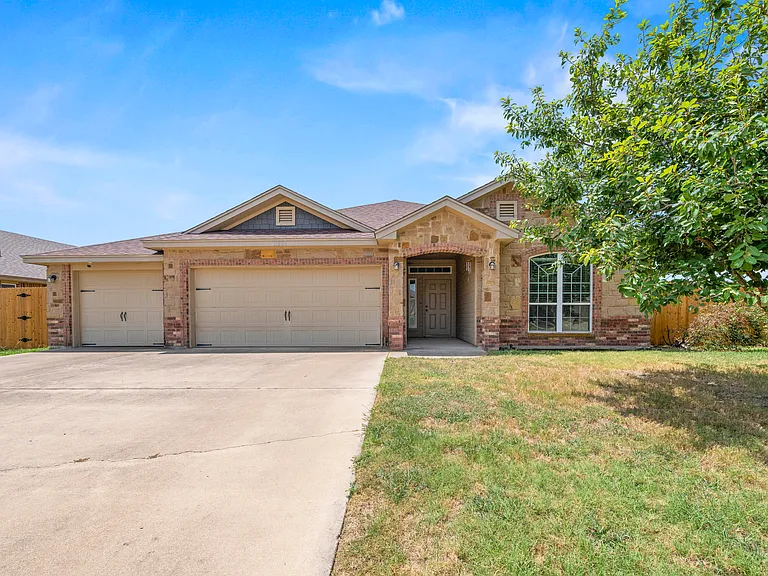 3006 Montague County Dr — Photo 1