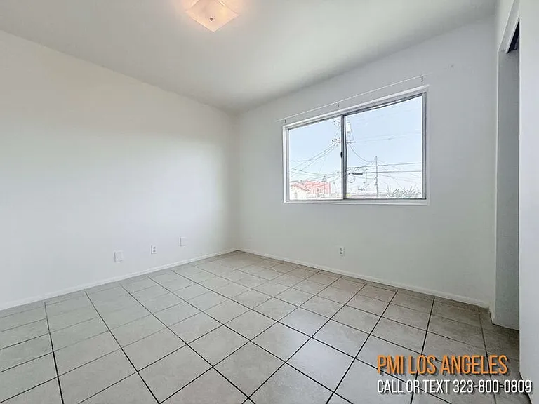 943 W 68th St — Photo 13