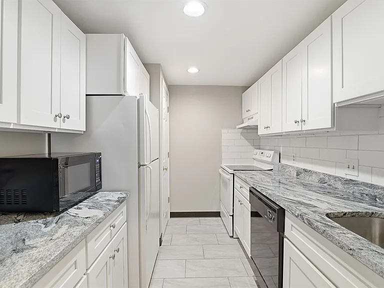 21 Linden St #212 — Photo 14