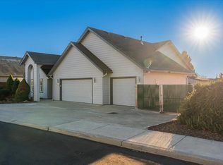 2721 NW Canyon Dr, Redmond, OR 97756