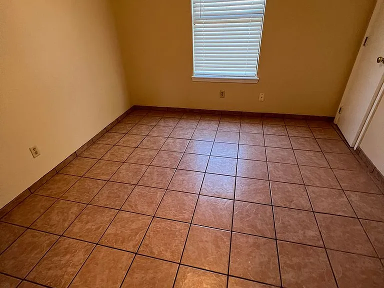 1916 Timber Oaks Ln — Photo 8