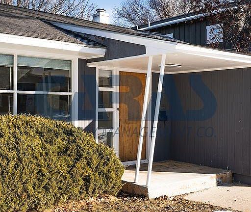 Great mid-century vibe from just the front door and nice cover for those snowy days.
