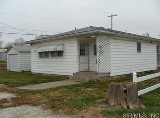 320 9th St, Carrollton, IL 62016