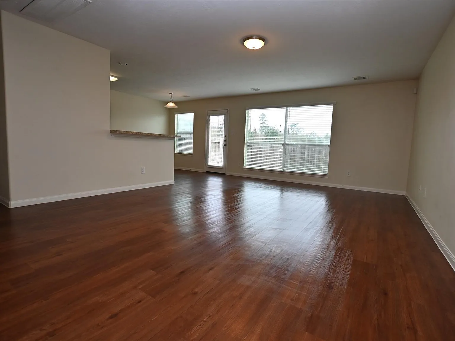 3 bed, 2.5 bath, 2050 sqft, $1,825 — Photo 4