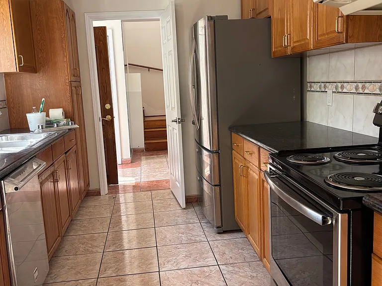 221 S Commonwealth Ave — Photo 16