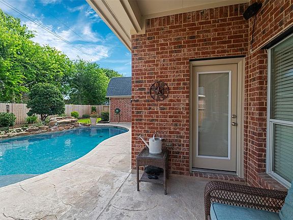 4th image of 714 Silver Creek Cir