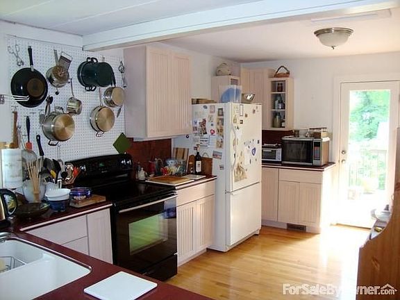 Fully updated kitchen w/high-end appliances, retains original character