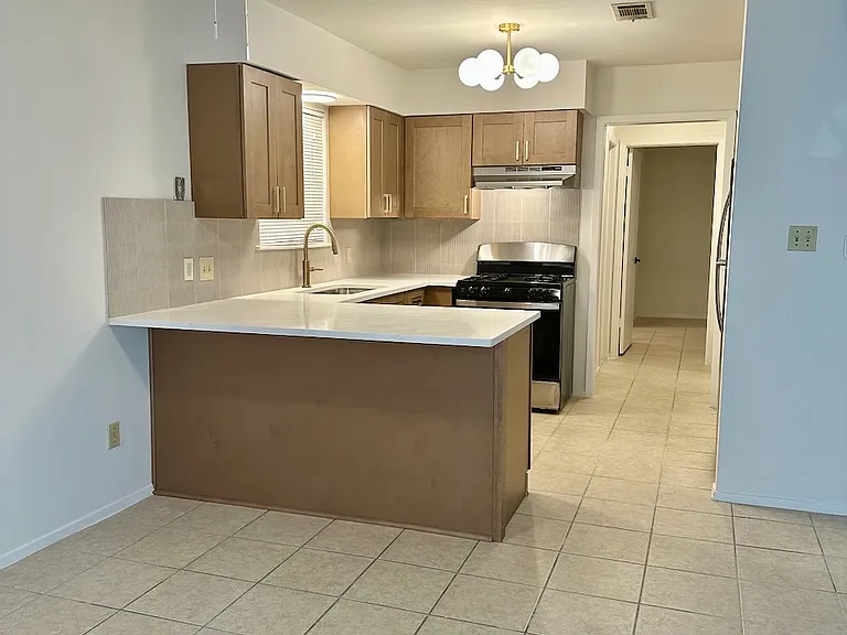 1302 Thornridge Rd — Photo 2