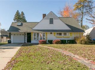 30 Wheelwright Ln, Levittown, NY 11756