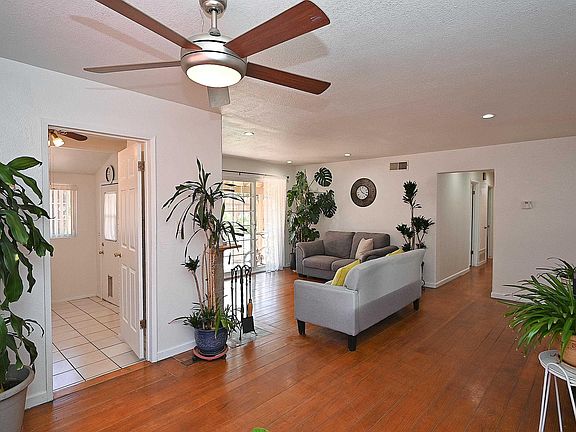 4th image of 26454 Taft St