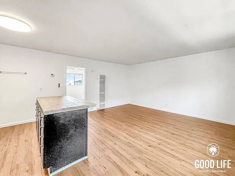 720 W Lewis St W #14 — Photo 3