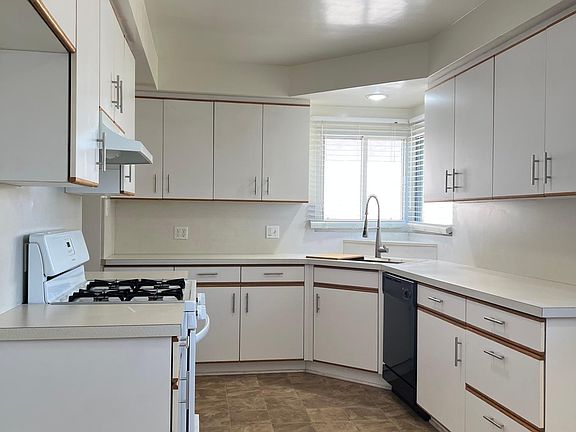 5th image of 7528 W 91st St
