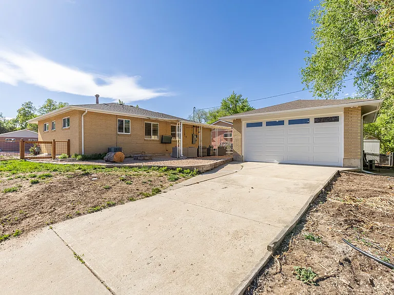 Tenant's private driveway included in total monthly rent. Exclusive driveway allows easy access to the guest house and is fenced in from the street. Additional street parking available for hosting guests.