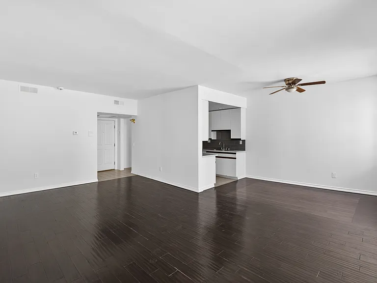 Woodman Ave Apartments — Photo 50