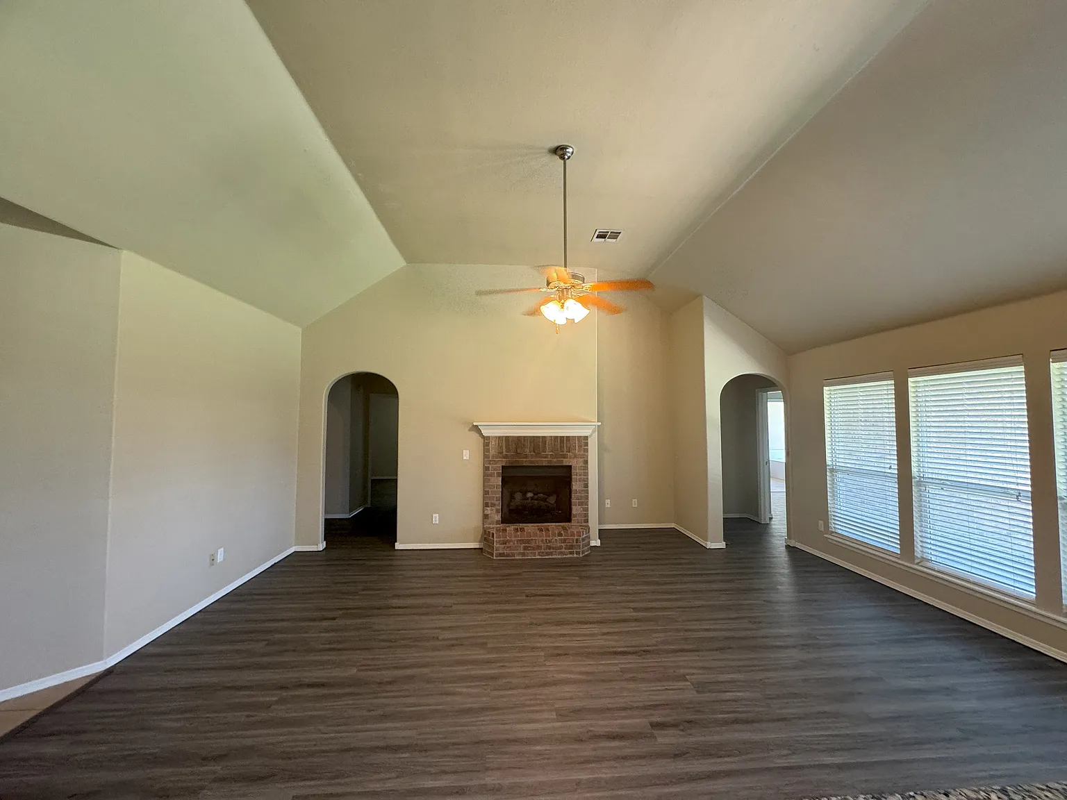 4 bed, 2104 sqft, $2,395 — Photo 4