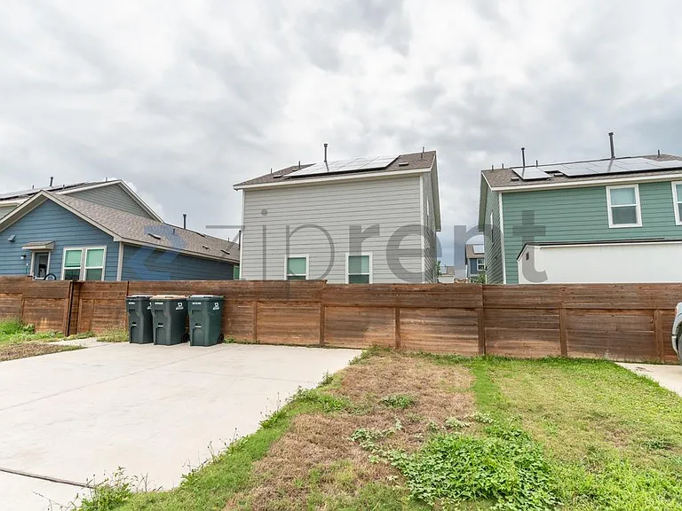 889 Powell St — Photo 19