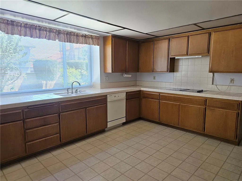 4 bed, 2400 sqft, $5,000 — Photo 3