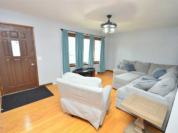 3rd image of 1324 Gladys Dr