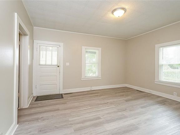 3rd image of 1504 Cloverdale St