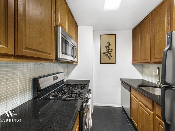 3rd image of 201 E 28th St #11