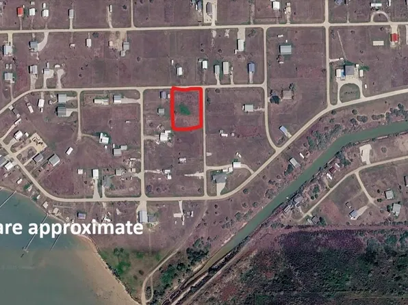 106 Salmon Ln, Palacios, TX 77465