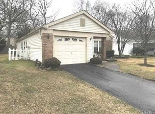 270 Edinburgh Dr, Ridge, NY 11961