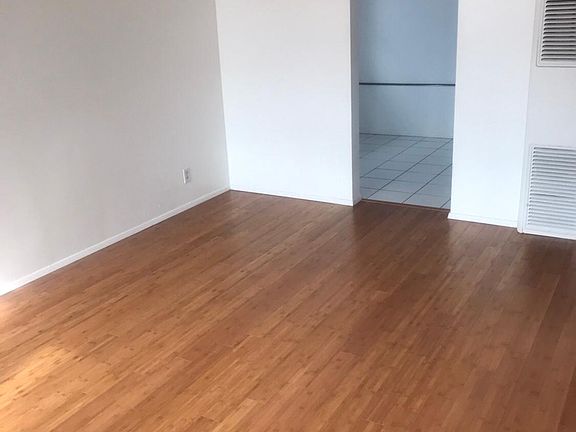 5th image of 445 E Scott St APT 1