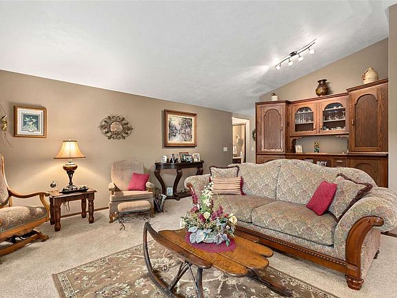3rd image of 909 Woodland Dr