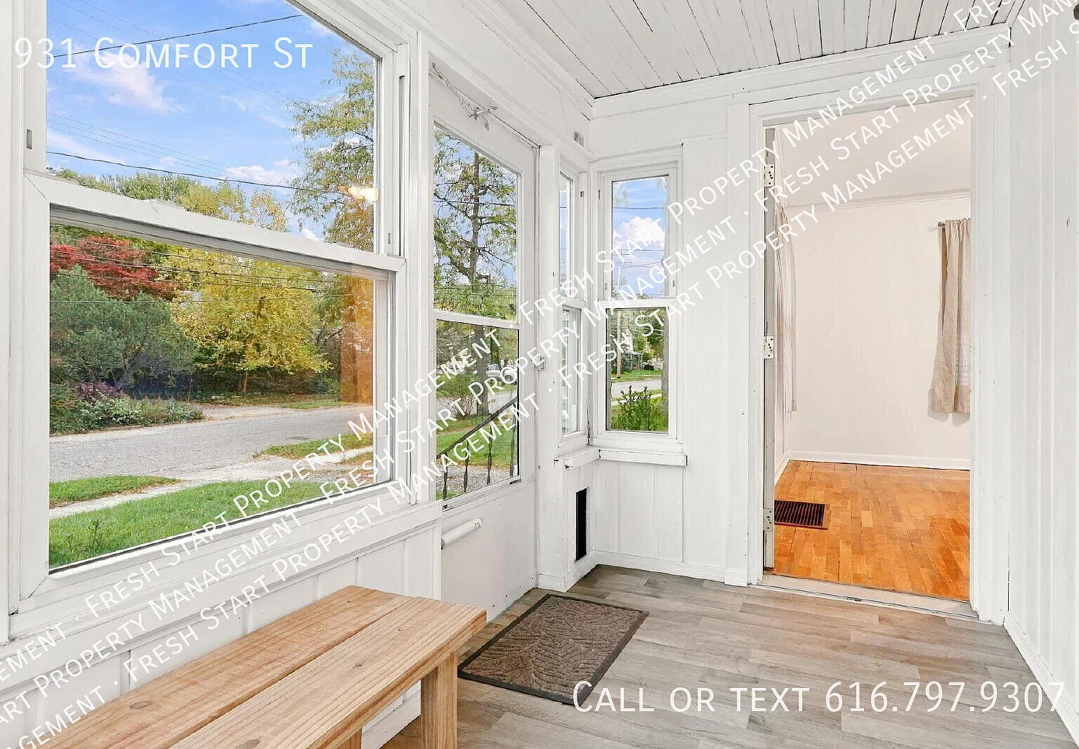 "Charming 2-Bedroom Haven in Lansing's Heart Your Cozy Retreat Awaits at 931 Comfort St!" — Photo 3