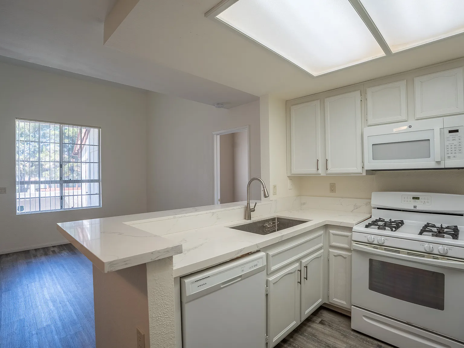 3 bed, 1110 sqft, $3,000 — Photo 2
