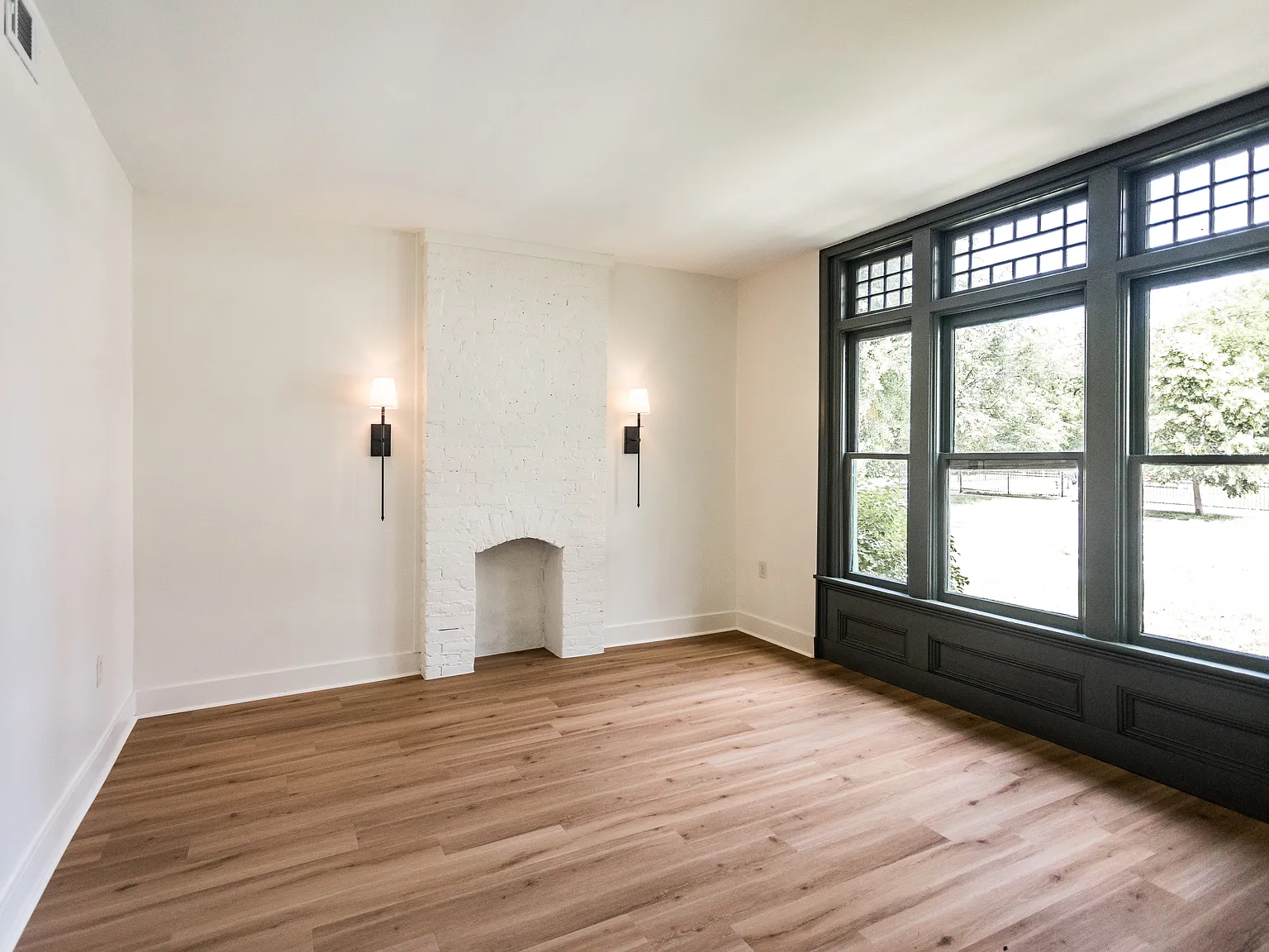 2 bed, 1.5 bath, 1294 sqft, $2,200 — Photo 3