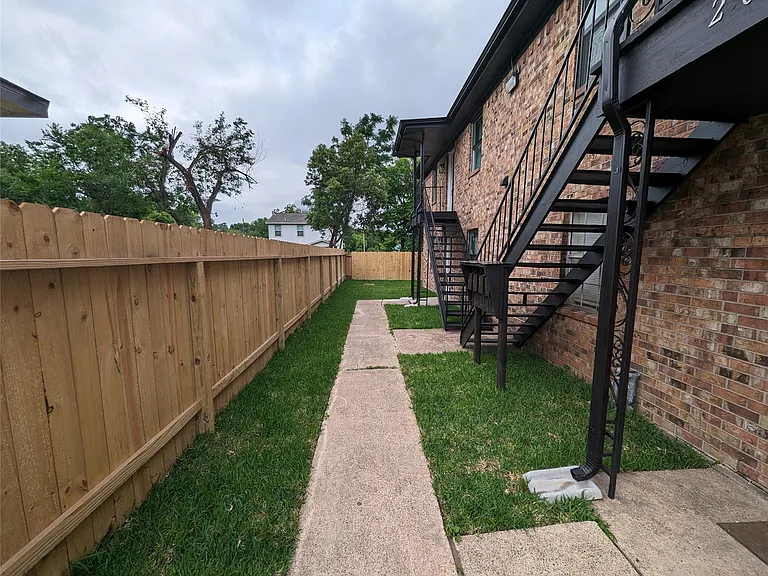 2015 Rosalee St #4 — Photo 16