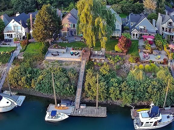 2nd image of 316 N Lotus Isle Dr