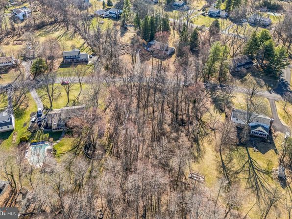 137 Pebble Woods Dr, Doylestown, PA 18901