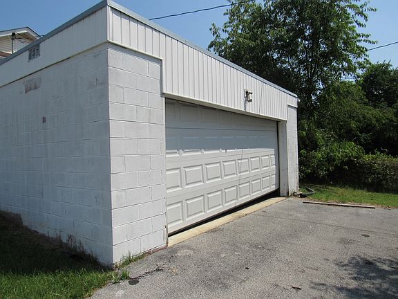 3rd image of 442 Bay St
