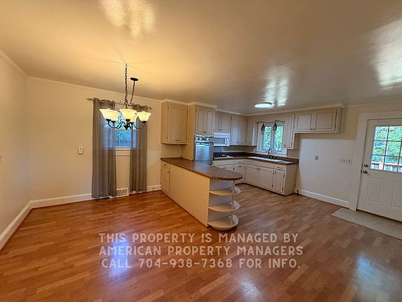 5th image of 802 Applewood St