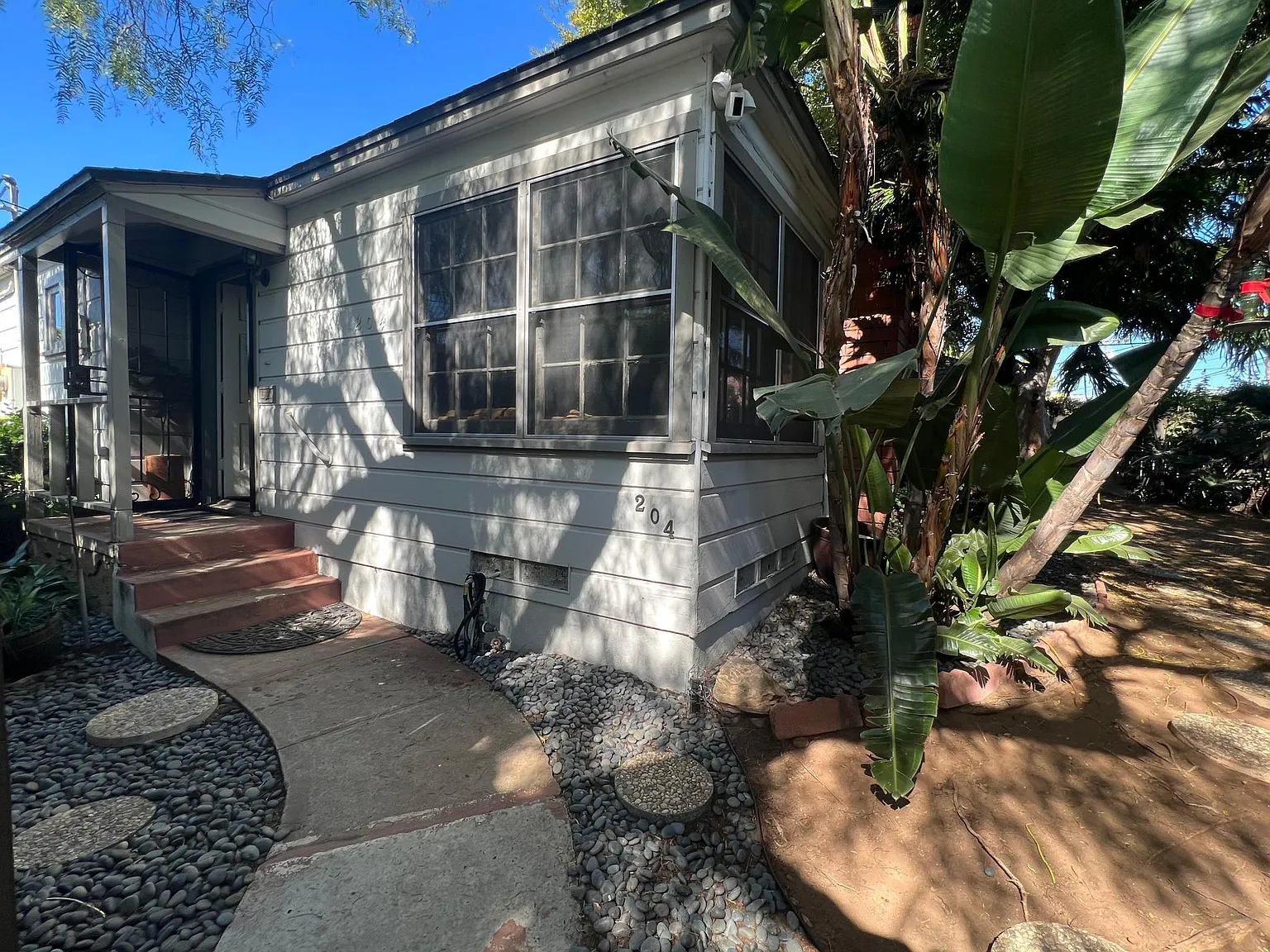204 W Lewis St — Photo 3