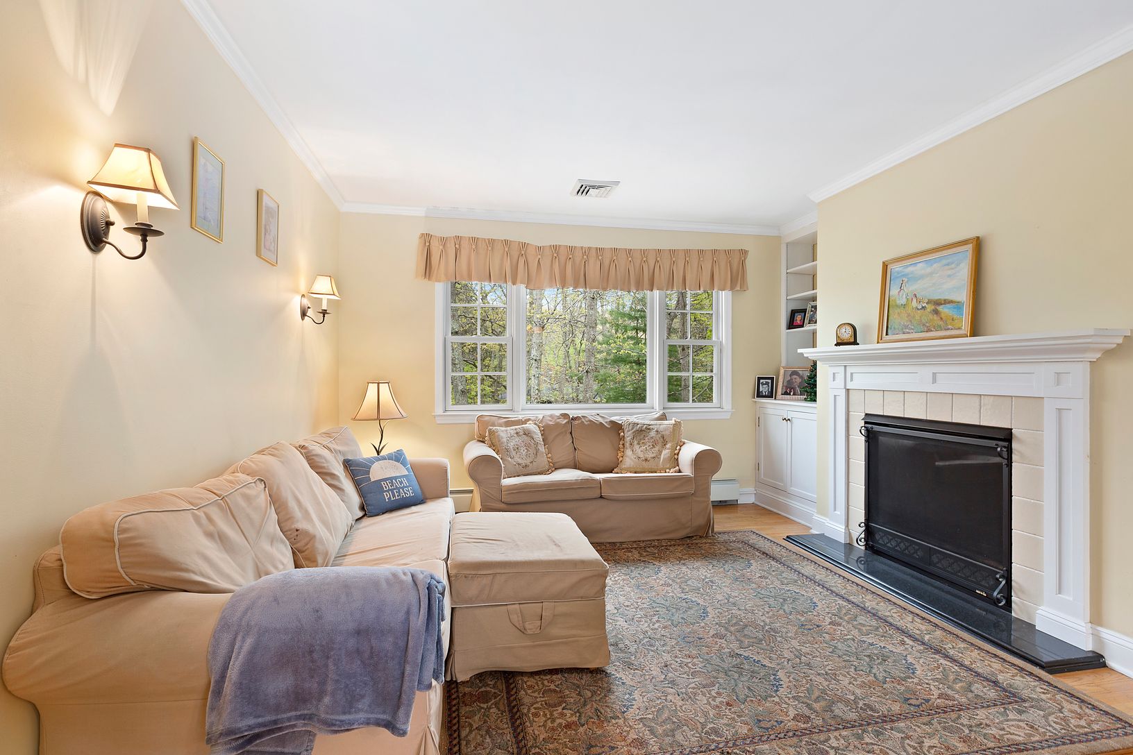  Light-filled Living Room with Fireplace