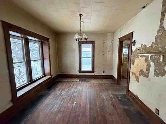 4th image of 1083 Laird St