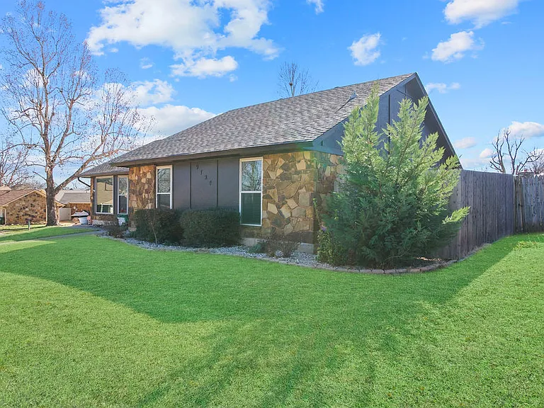 9724 Kent Dr — Photo 17
