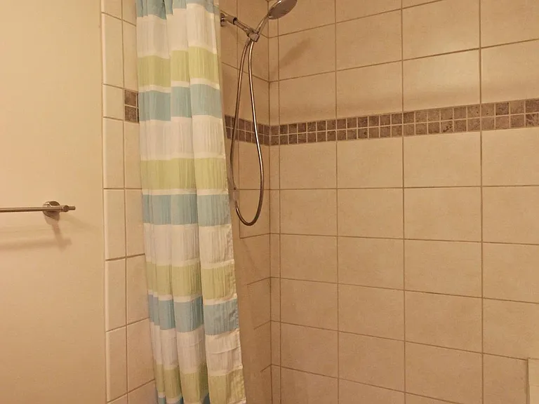 6872 Melrose Dr — Photo 32