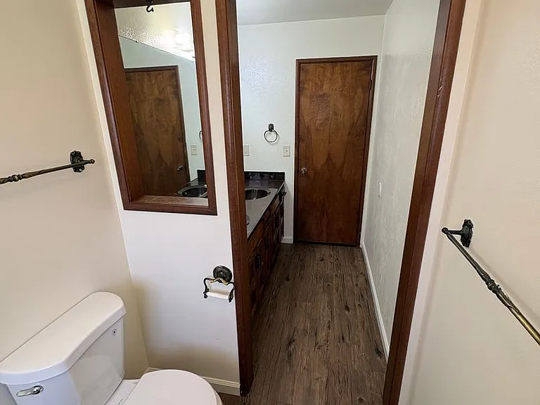 2943 W Ashland Ave — Photo 15